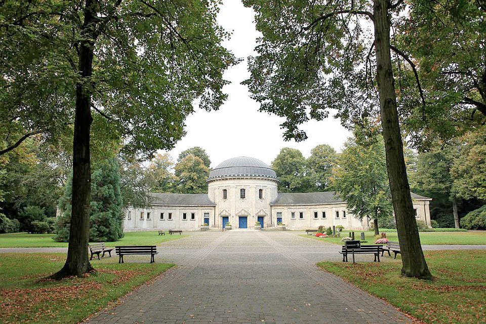 Krefelder Hauptfriedhof mit altem Krematorium. Foto: Ralf Janowski