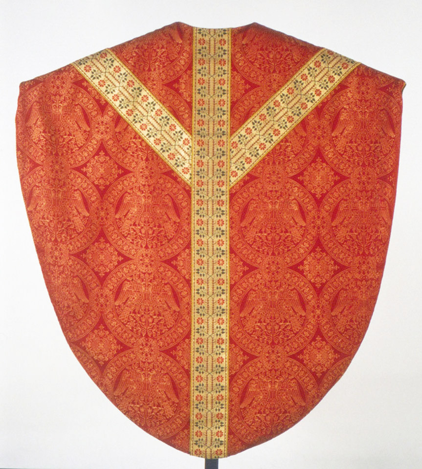 Casel aus rotem Seidengewebe, 1. Hälfte 20. Jahrhundert, als Hersteller kommen die Firma F. X. Dutzenberg oder die Paramentenweberei Hubert Gotzes in Frage, Pfarre Hl.Schutzengel, Oppum. Foto: Karin Thönnissen