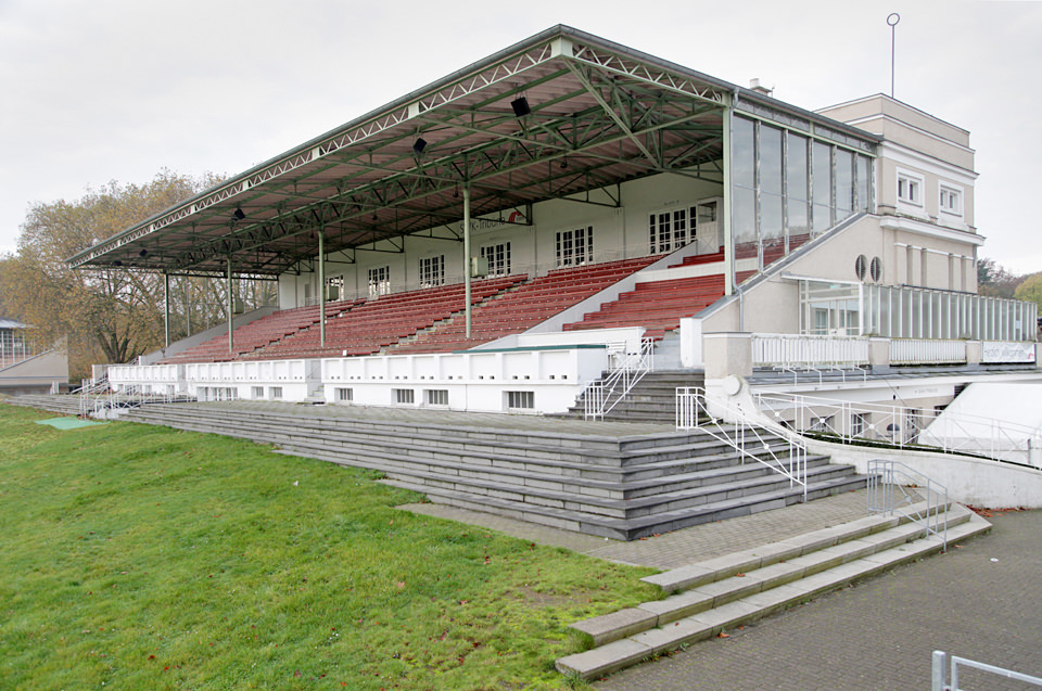 August Biebricher und das Kölner Ingenieurbüro Stein & Ziedorn planten und bauten die Krefelder Rennbahn-Gebäude. Eröffnung war am 11. Juni 1913. Einer der modernsten Tribünenbauten seiner Epoche war der Biebricher-Bau. Foto: Ralf Janowski