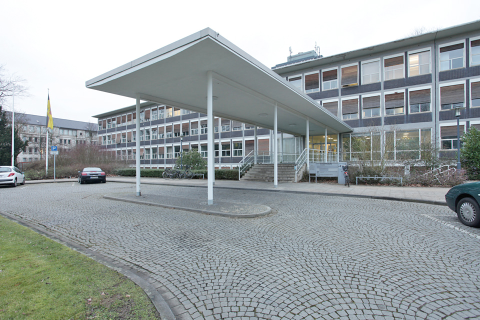Das Stadthaus, Haupteingang am Konrad-Adenauer-Platz. Foto: Ralf Janowski