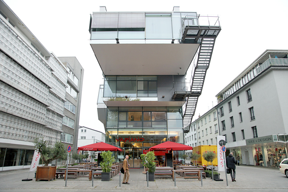 Günter Behnischs Haus für Krefeld, ein gestrandetes Raumschiff, so anders und leicht, dass es jederzeit abheben könnte. Foto: Ralf Janowski