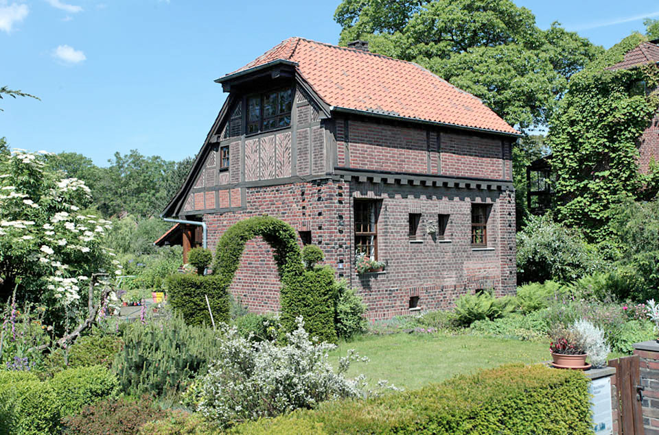 Nummer 18 baute Karl Buschhüter 1910 für seine Mutter, deren Büste an der Straßenfront eingelassen ist. Das Wohnhaus, in dem seine grundlegenden Gestaltungsregeln deutlich zum Ausdruck kommen, gehört zu den bedeutendsten Werken des Architekten. Foto: Ralf Janowski