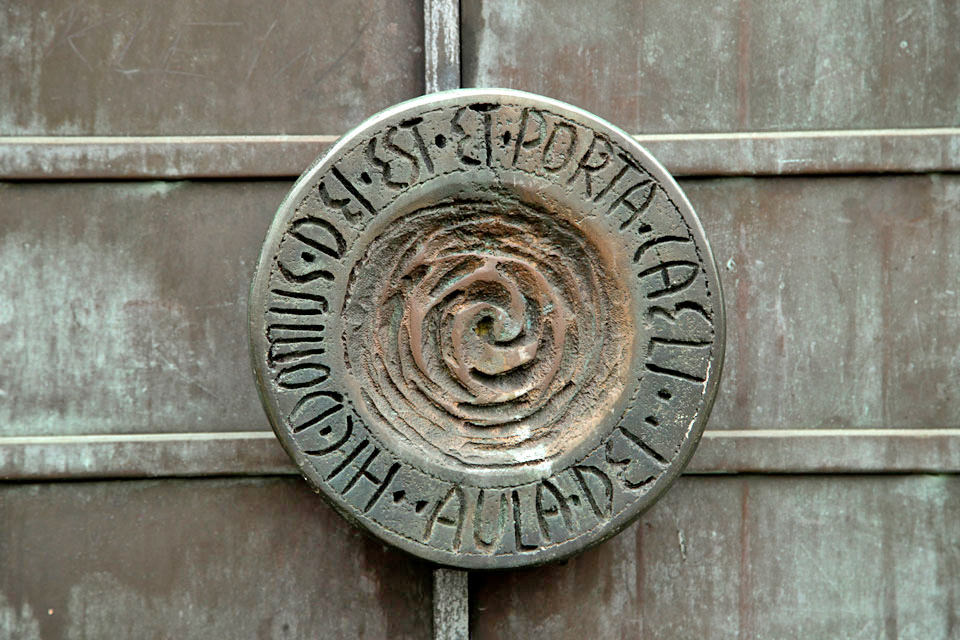 Pfarrkirche St. Pius X, Türgriff am Westportal. Foto: Ralf Janowski