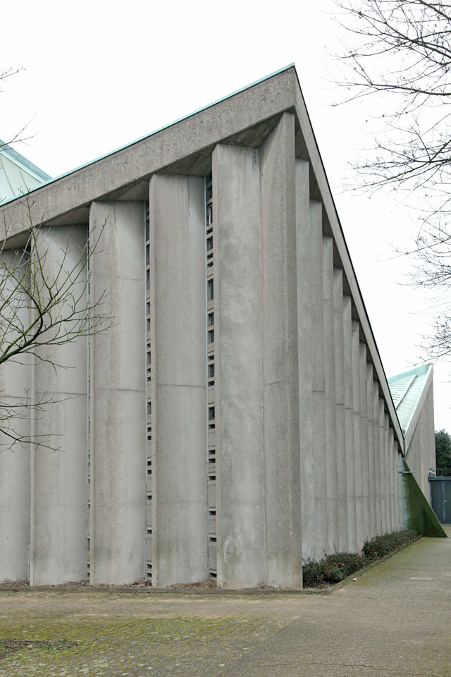 Pfarrkirche St. Pius X, seitliche Ansicht 2015. Foto: Ralf Janowski
