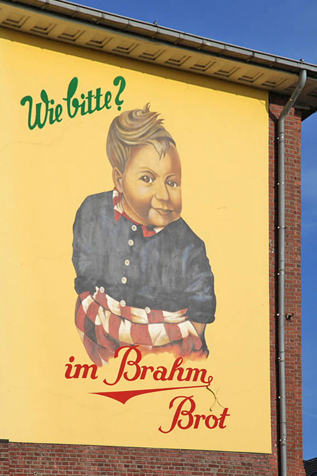 Das Wandbild an der Fassade der Alten Brotfabrik erinnert an seinen Schöpfer, den Krefelder Schildermaler Richard Hütter. Als aufrechter Kommunist versuchte er in den Kellerräumen eines Schreberhäuschens Flugblätter gegen die nationalsozialistische Politik zu drucken. Er wurde verraten und von den Nazis ins KZ Börgermoor verschleppt, wo er starb. Foto: Ralf Janowski