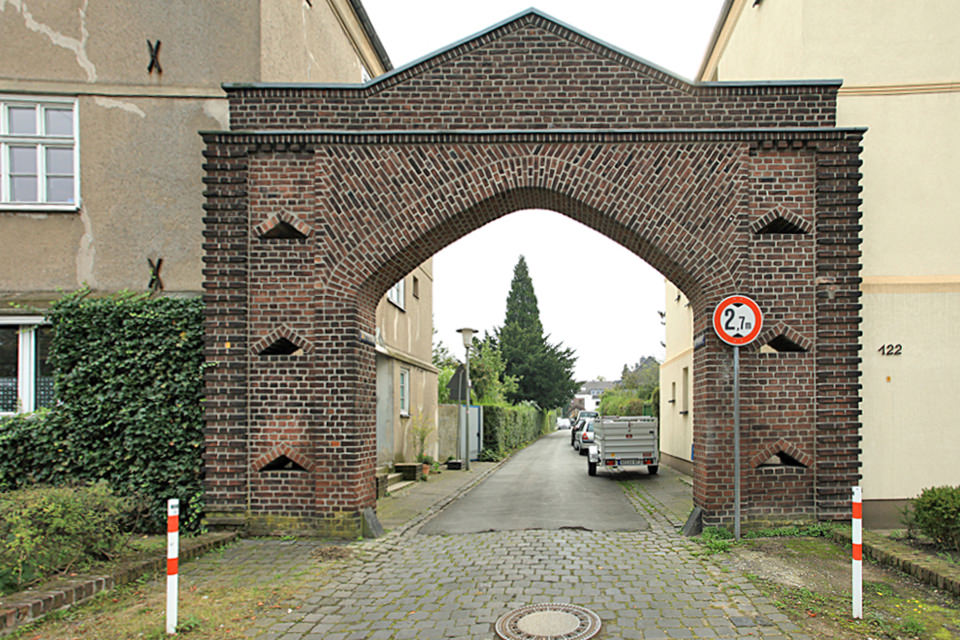 Tor Ritterfeldsiedlung, von der Ritterstraße aus gesehen, 2014. Foto: Ralf Janowski